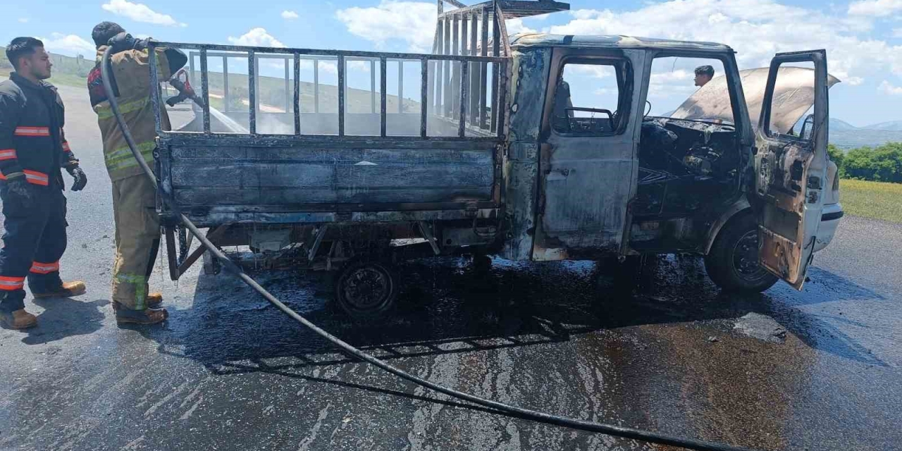 Mazot Ve Yağ Yüklü Kamyonet Alevlere Teslim Oldu