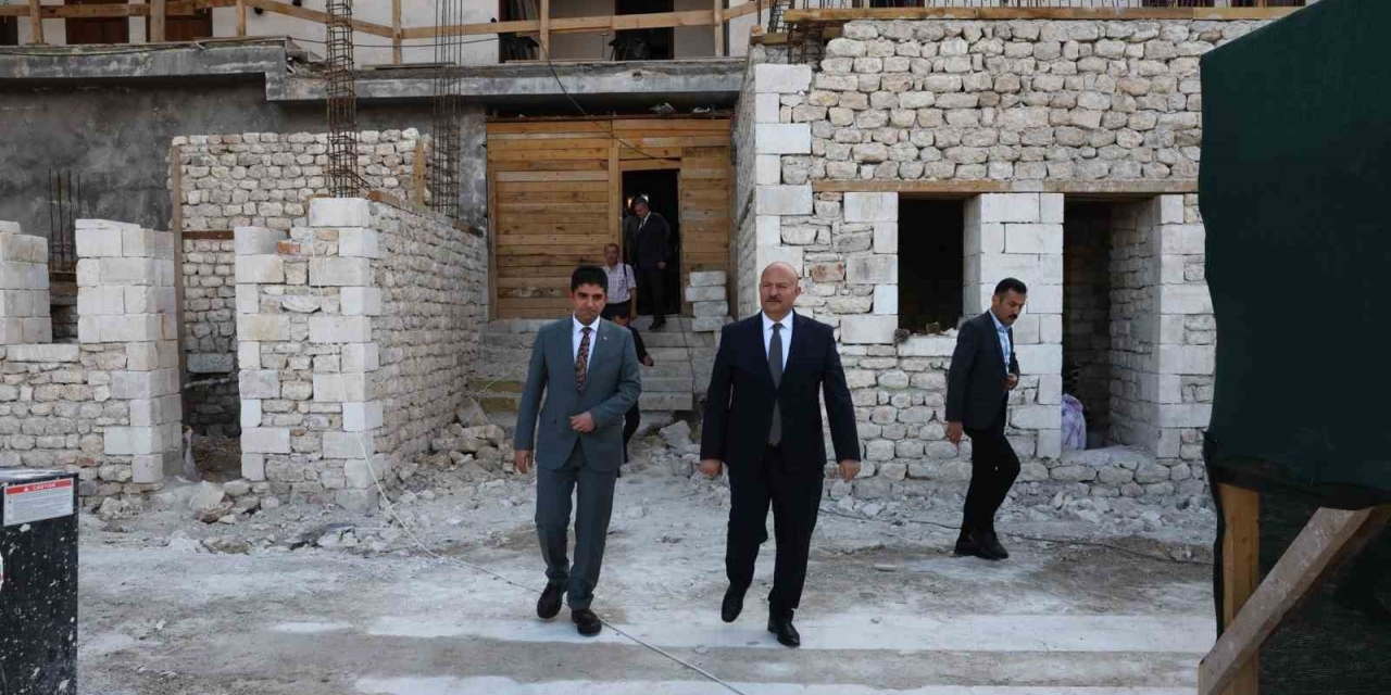 Vali Küçük, Tarihi Tuz Hanı’ndaki Çalışmaları İnceledi