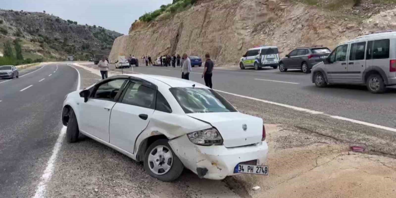 Besni’de Otomobiller Çarpıştı: 2 Yaralı