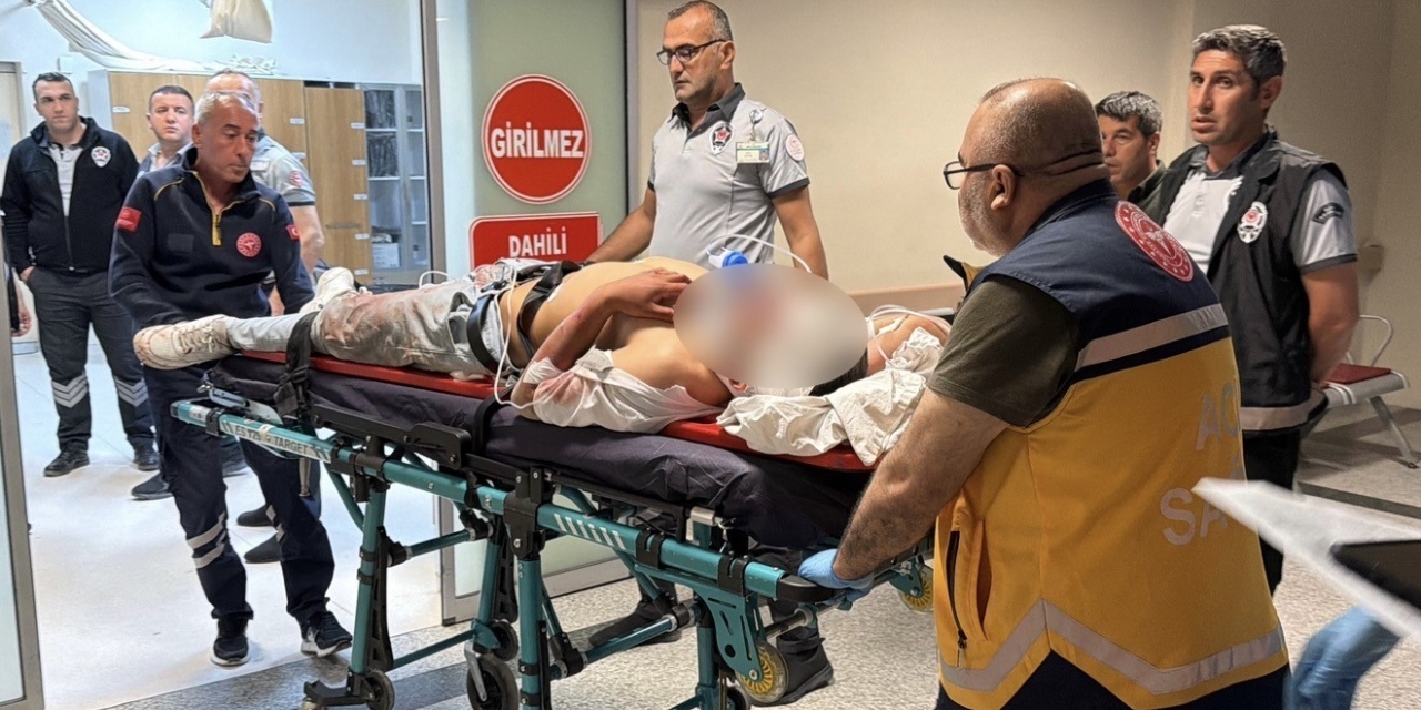 Motosiklet, Elektrik Direğine Çarptı: 1’i Ağır 2 Yaralı