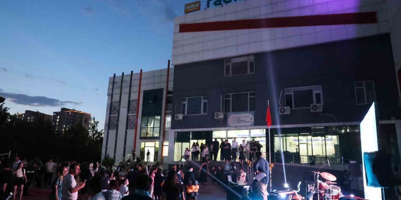 (düzeltme) Diyarbakır’da 8’inci Sınıf Öğrencileri Kep Attı
