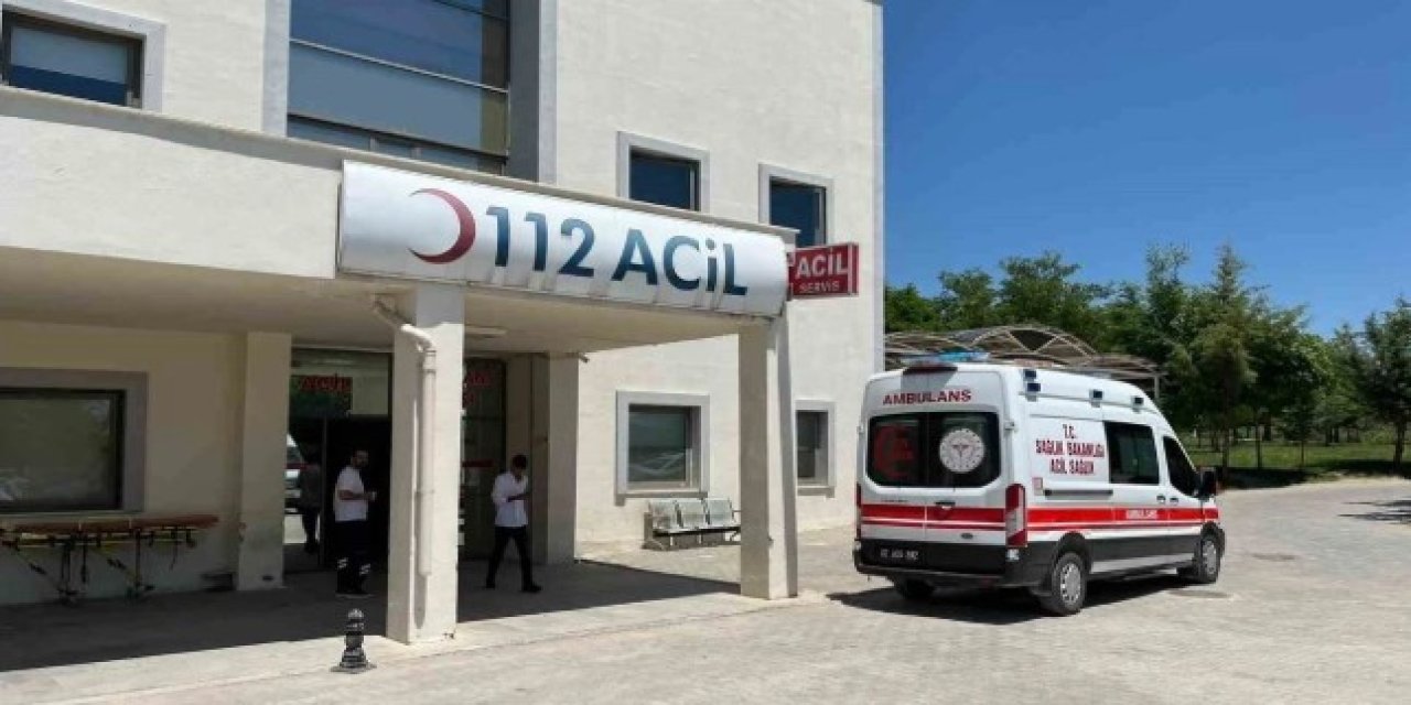Besni’de Otomobil Şarampole Yuvarlandı: 2 Yaralı