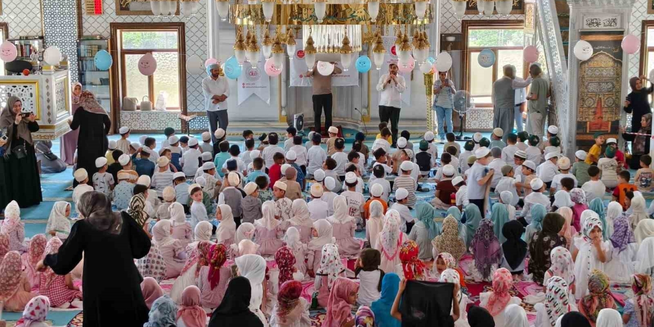 Kahta’da Minikler İlk Seccadeleriyle Namaza Durdu