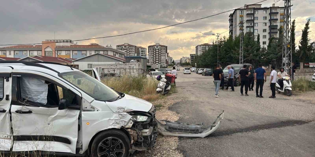 İki Hafif Ticari Araç Çarpıştı: 2 Yaralı