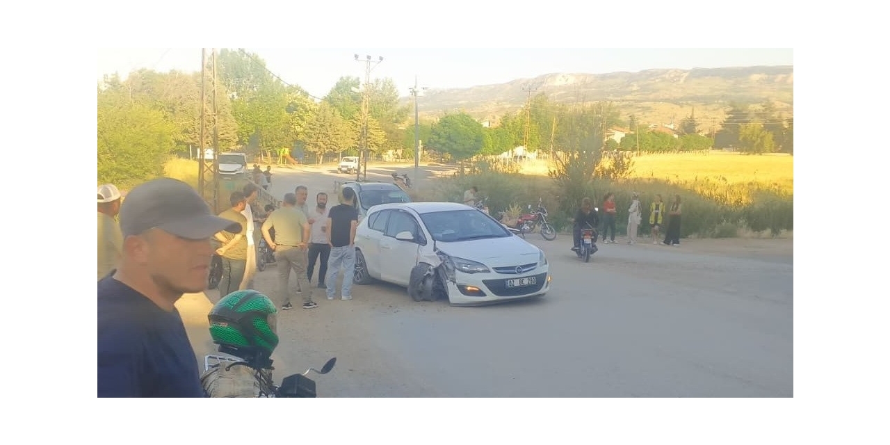 Otomobil Elektrik Direğine Çarptı: 5 Yaralı