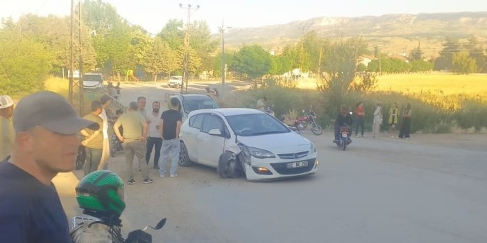 Otomobil Elektrik Direğine Çarptı: 5 Yaralı