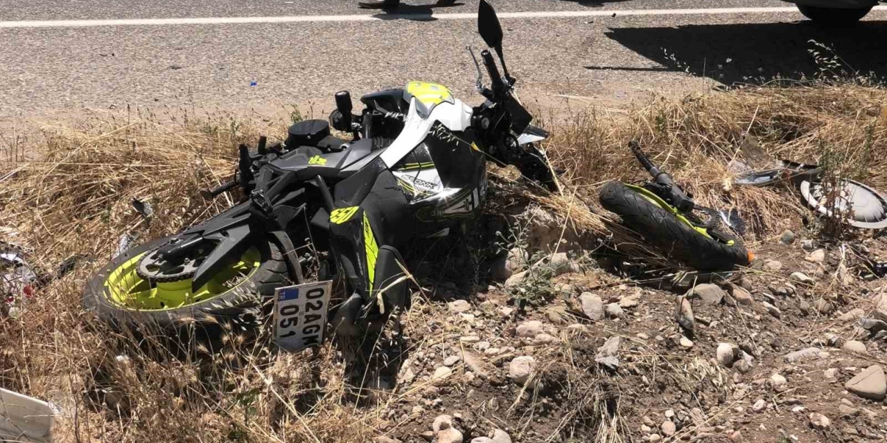 Kamyonet İle Motosiklet Çarpıştı: 1’i Ağır 2 Yaralı