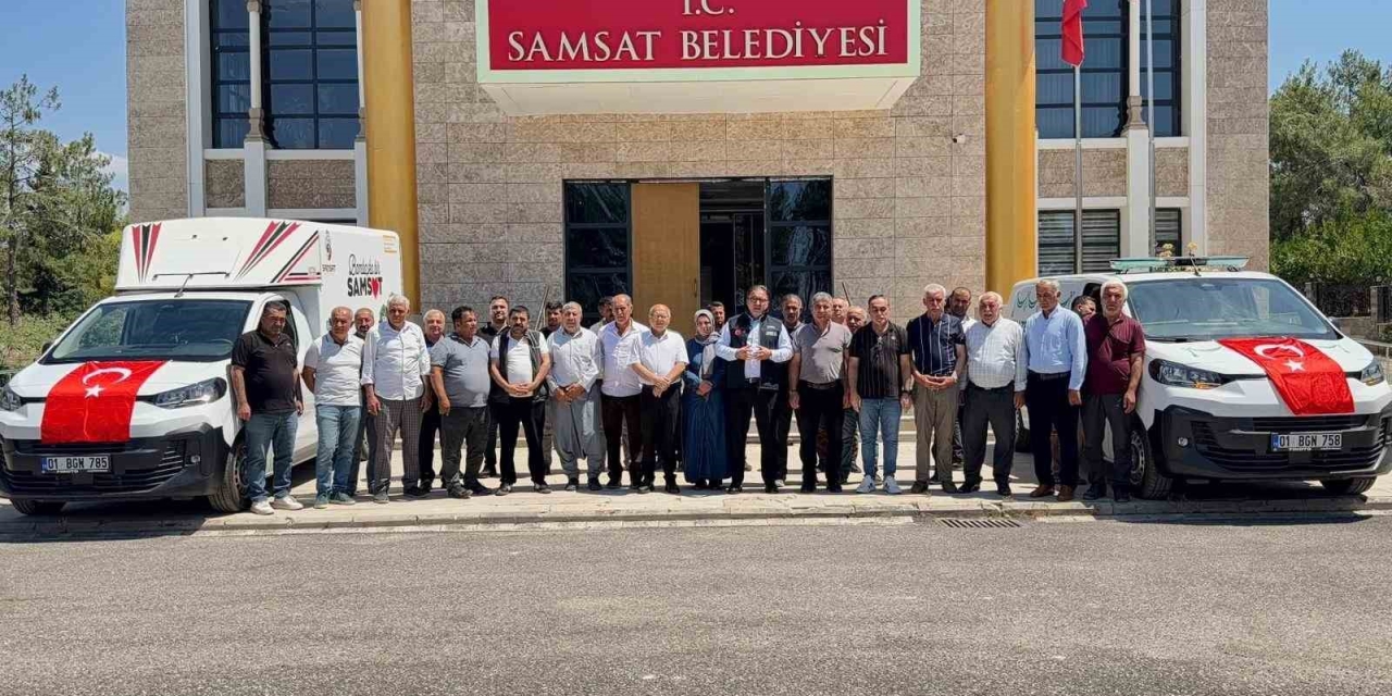 Başkan Fırat, İki Aracı Şahsi Bütçesi İle Alarak Belediyeye Hibe Etti