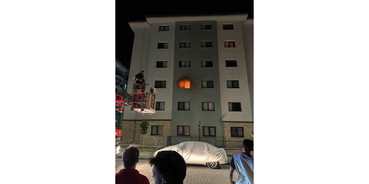Binada Korkutan Yangın: 2 Kişi Dumandan Etkilendi