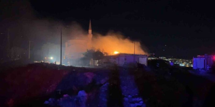 Besni’de Rüzgarın Büyüttüğü İş Yeri Yangınında 3 İş Yeri Hasar Gördü, 1 Yaralı