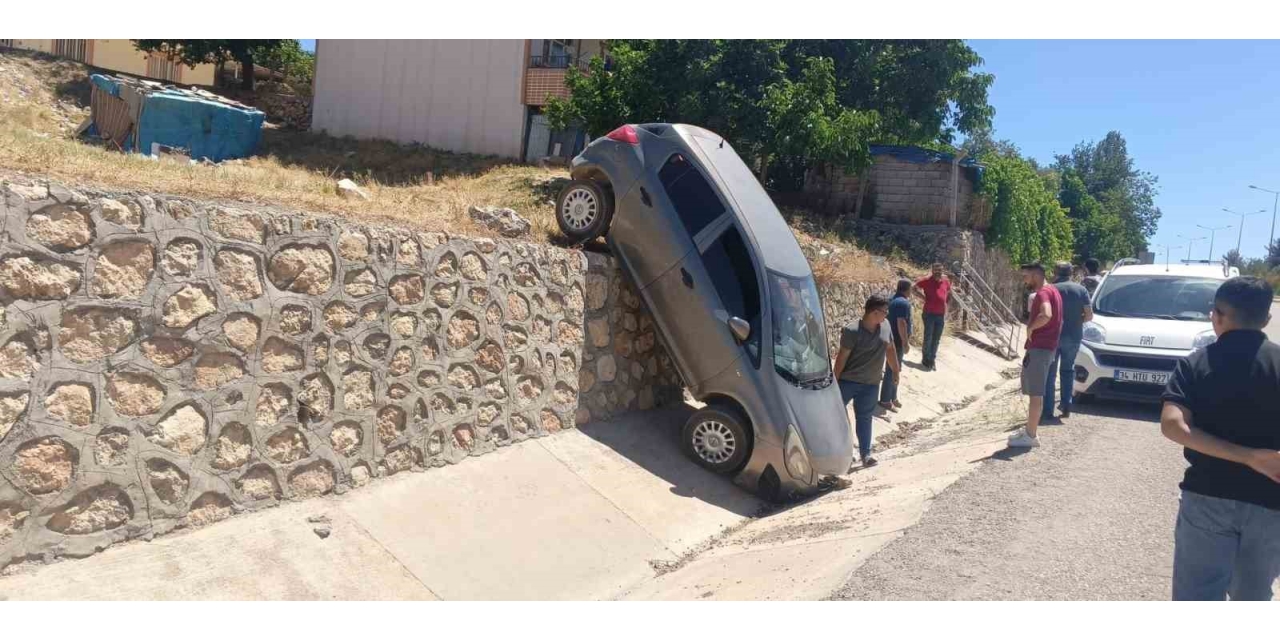 El Freni Çekilmesi Unutulan Otomobil İstinat Duvarından Düştü: 2 Yaralı