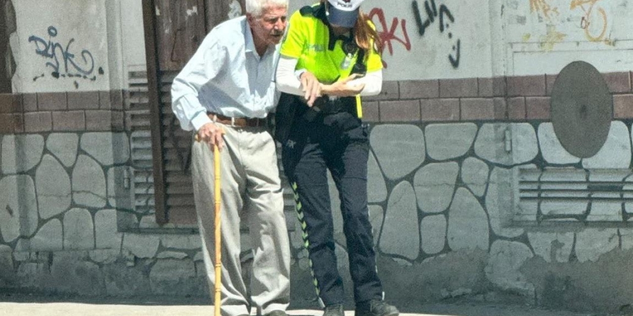 Kadın Trafik Polisi Yaşlı Vatandaşın Yardımına Koştu