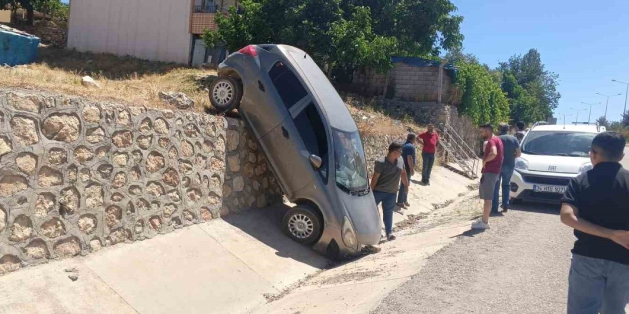 El Freni Çekilmesi Unutulan Otomobil İstinat Duvarından Düştü: 2 Yaralı