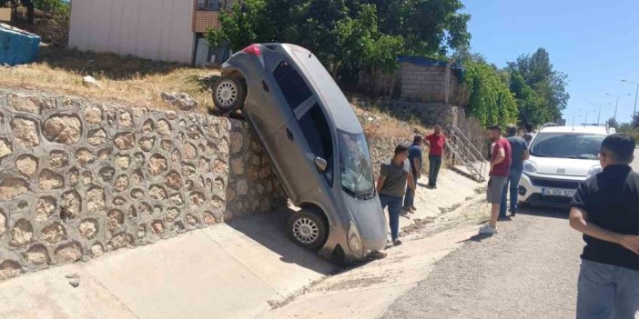 El Freni Çekilmesi Unutulan Otomobil İstinat Duvarından Düştü: 2 Yaralı