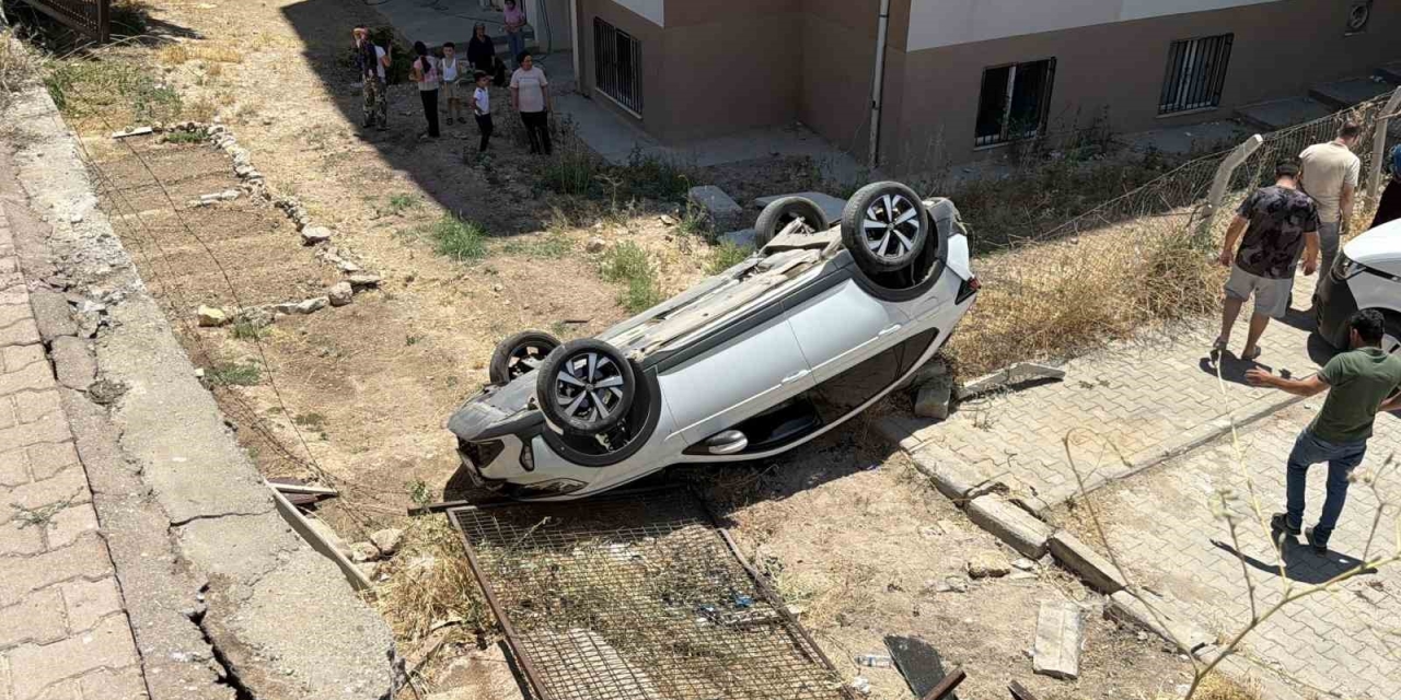 Otomobil Sitenin Bahçesine Düştü