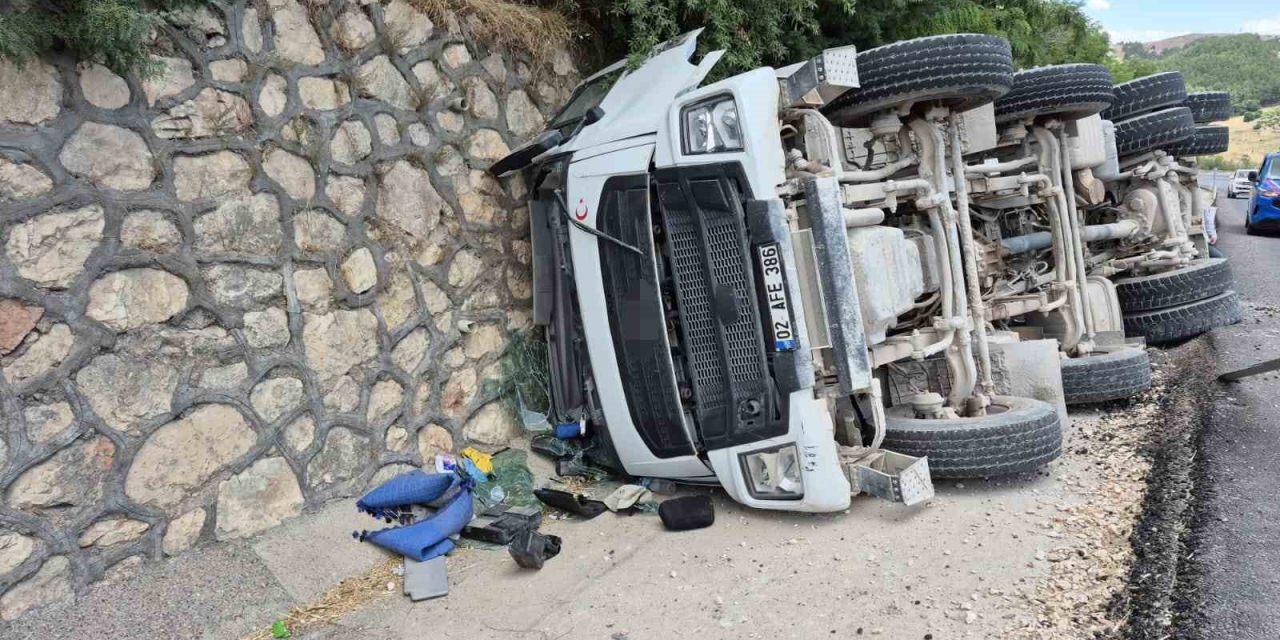 Beton Mikseri Devrildi: 1 Ağır Yaralı