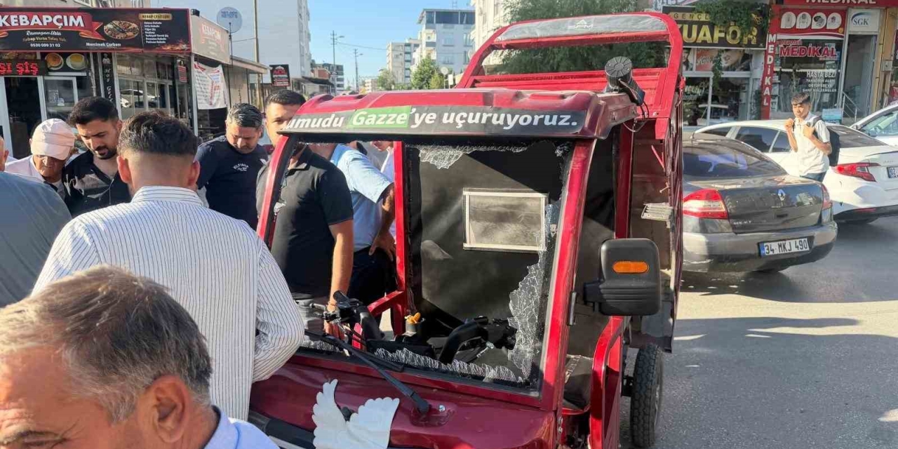 Hafif Ticari Araç İle Elektrikli Motosiklet Çarpıştı: 1 Yaralı