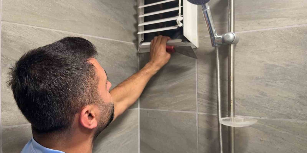 Günlerdir Mahsur Kalan Güvercini Kurtarmak İçin Pencereyi Söktü