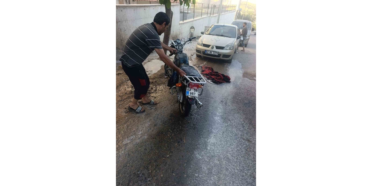 Besni’de Motosiklet Yangını Korkuttu Neden Oldu