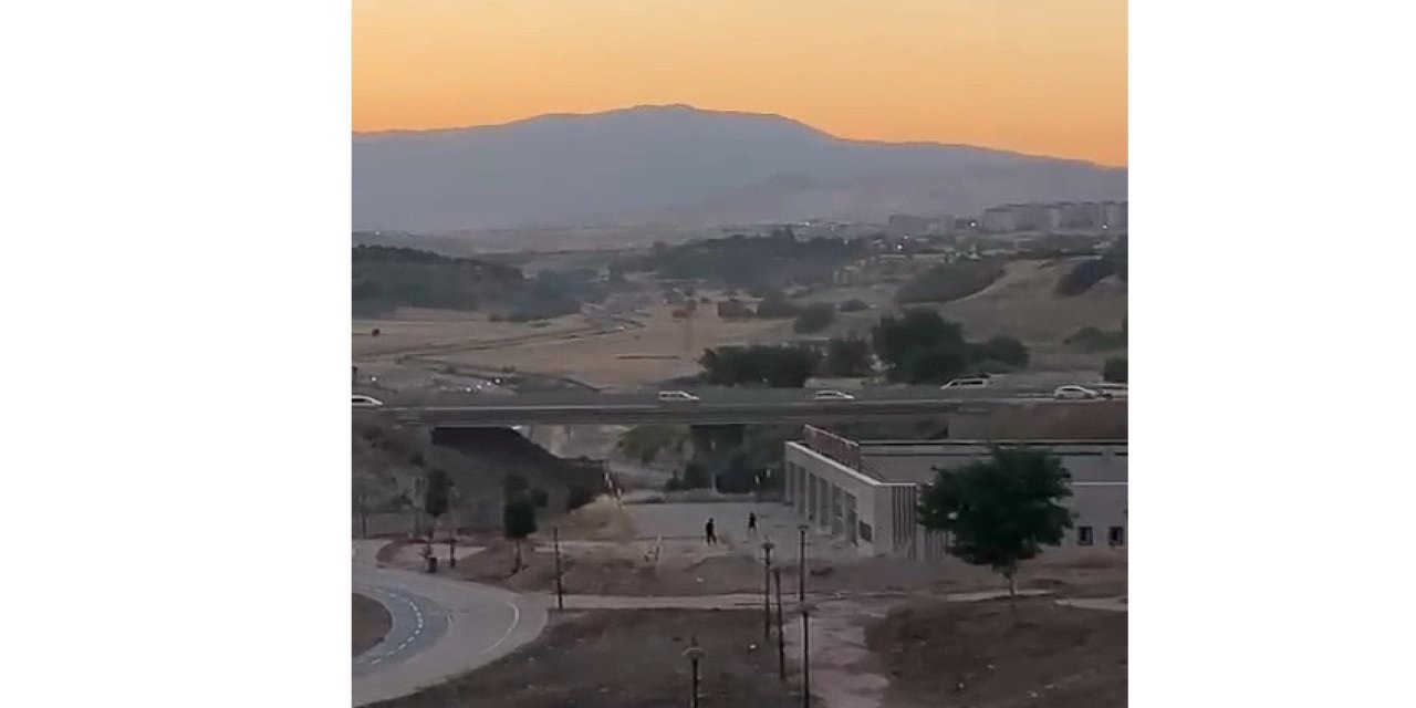 Yapıların Camlarını Taşlayarak Kırdılar