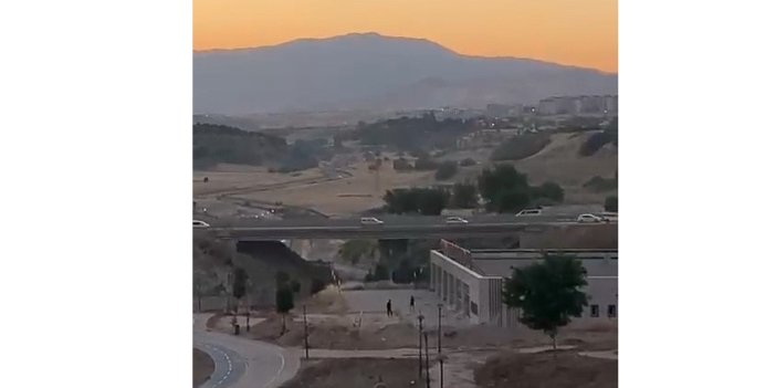 Yapıların Camlarını Taşlayarak Kırdılar