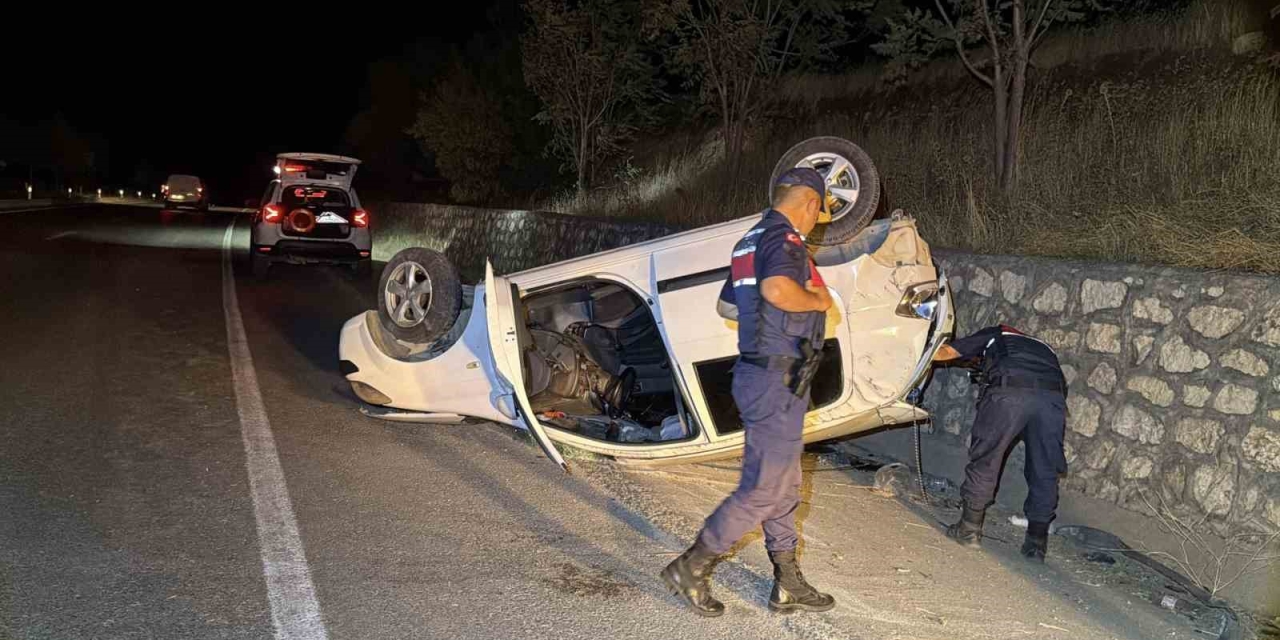 Otomobil İstinat Duvarına Çarparak Takla Attı: 2 Yaralı