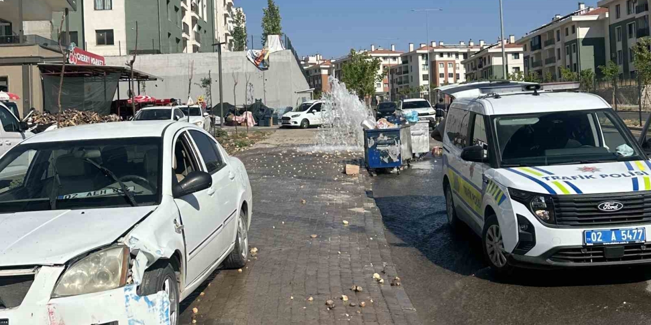 Otomobil Yer Üstü Yangın Hidrantını Devirip Geçti