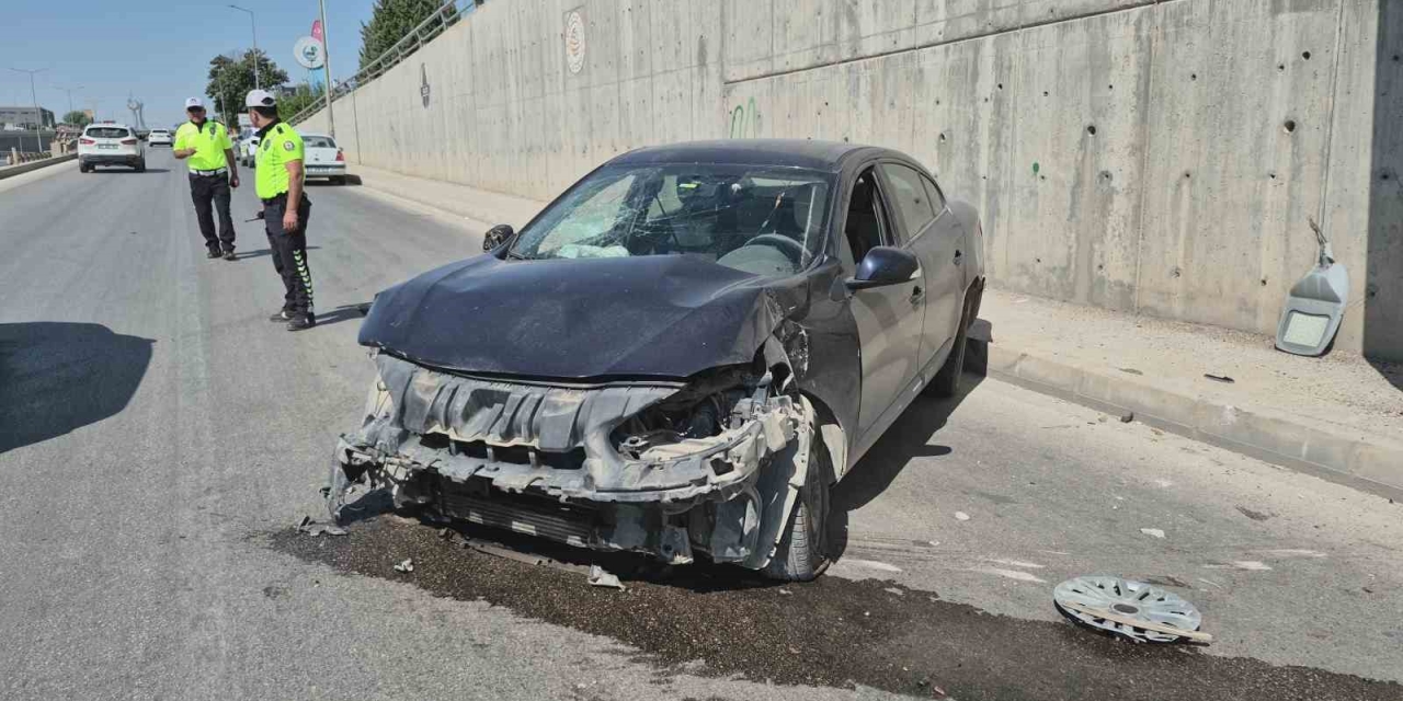 Lastiği Patlayan Otomobil Kaza Yaptı: 1 Yaralı