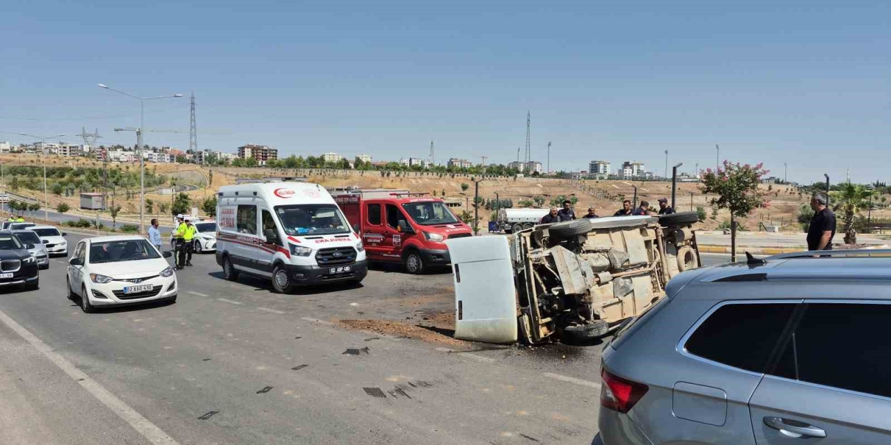 Otomobil Refüje Çarparak Takla Attı: 1 Yaralı