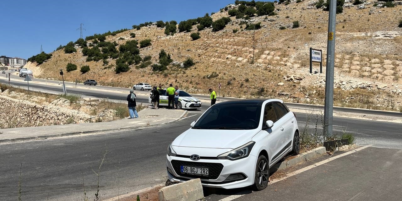 Kontrolden Çıkan Otomobil Refüje Çıktı