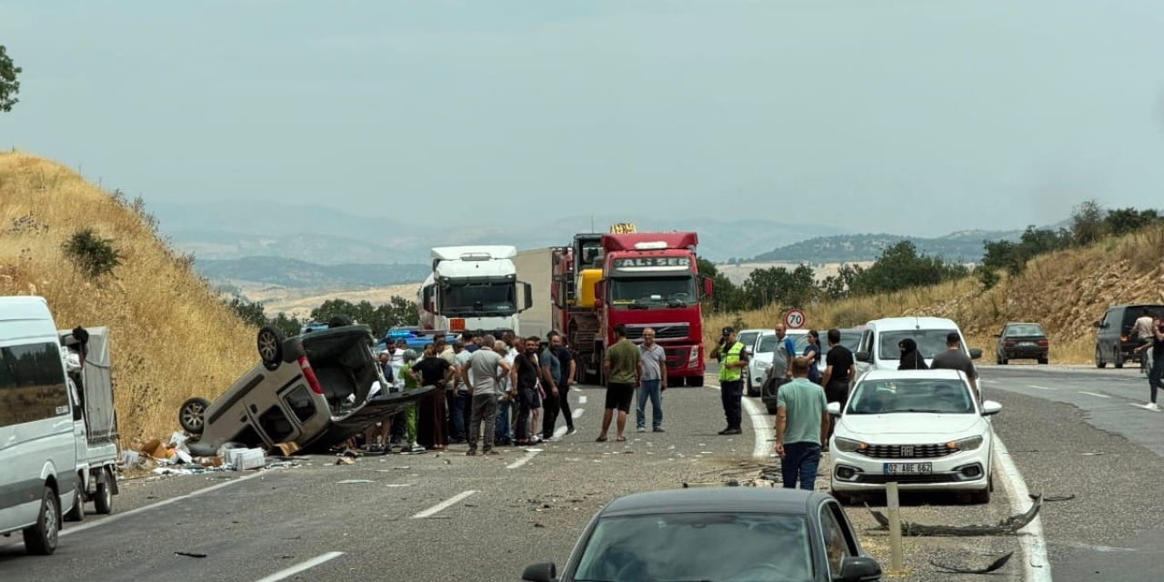 Hafif Ticari Araç Karşı Şeride Geçti: 4 Yaralı