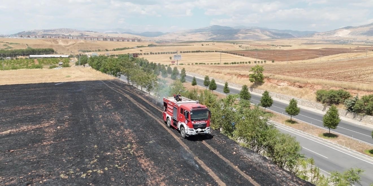Anız Yangını Ağaçlık Alana Sıçramadan Söndürüldü