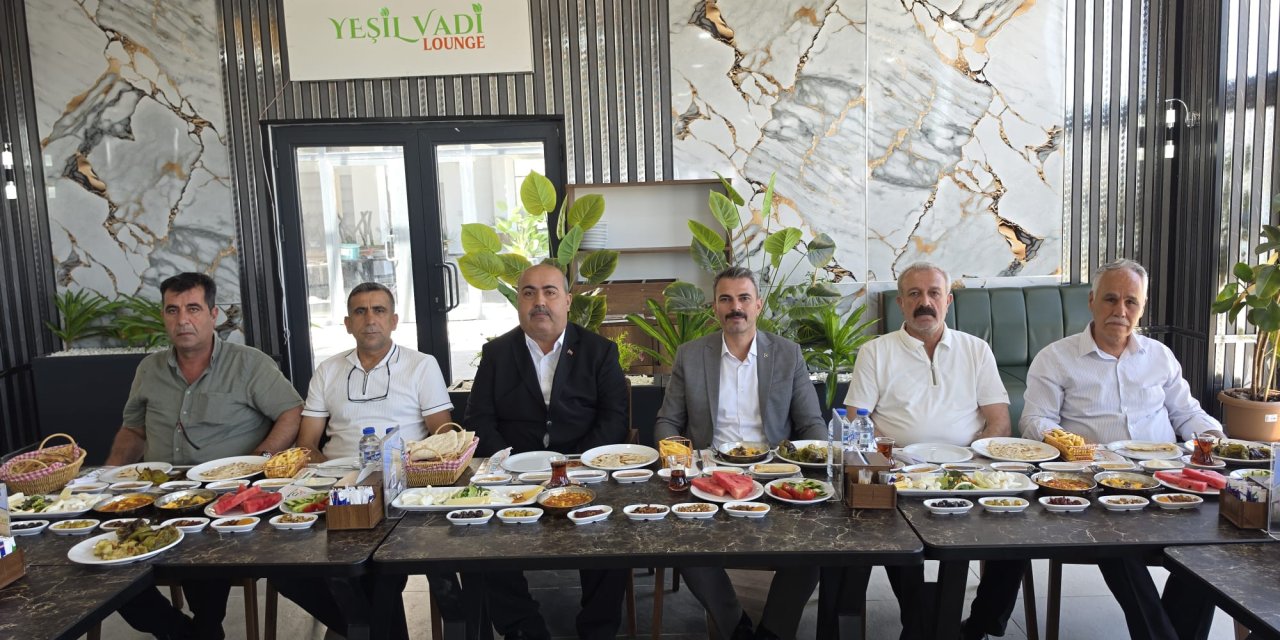 MHP Kahta İlçe Başkanı Haşim Turan, muhtarlarla bir araya geldi