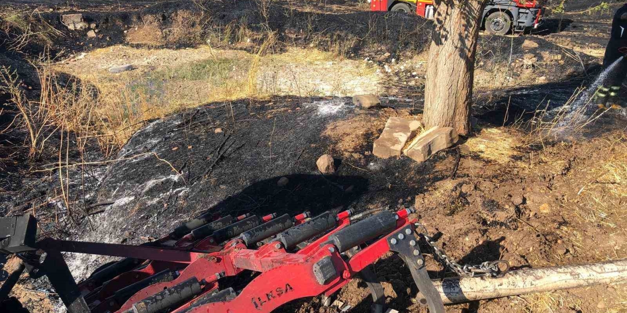 Anız Yangınına Müdahale Eden Traktör Alevlere Teslim Oldu