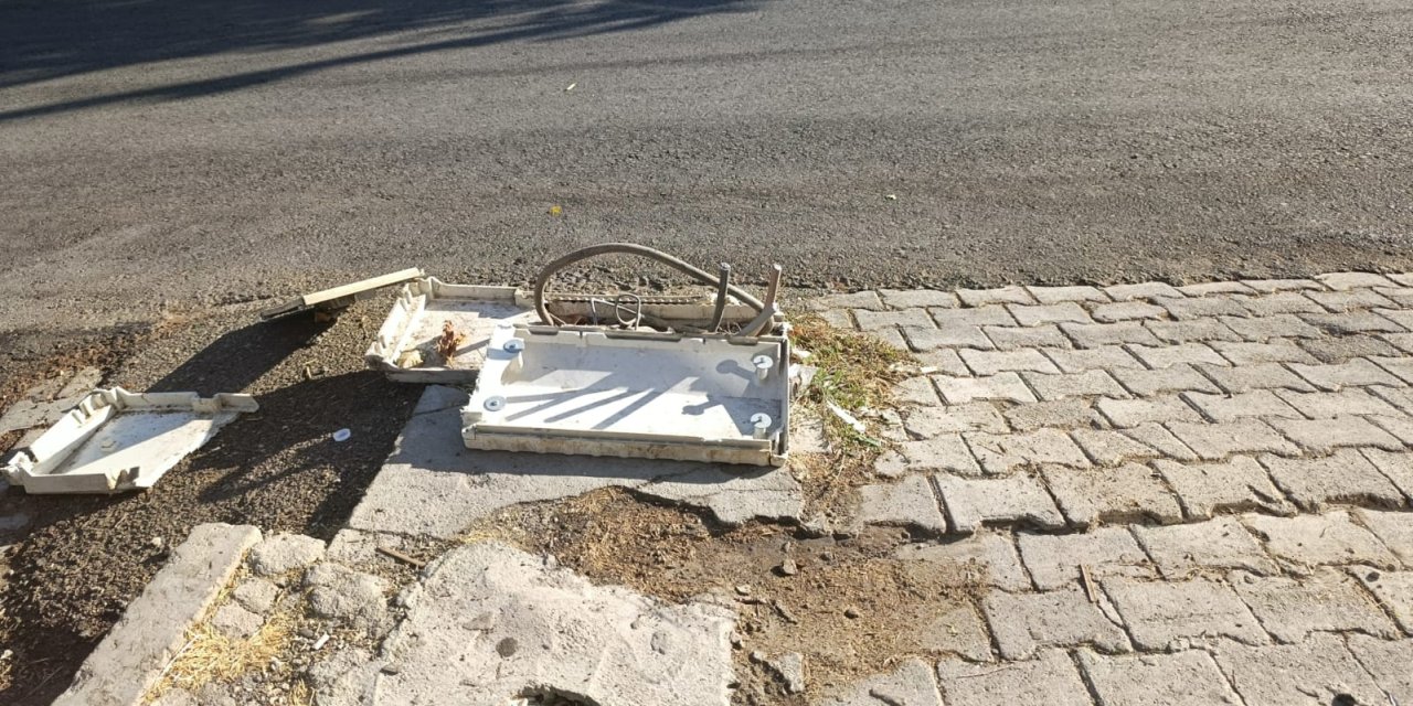 Pide Fırınının Önündeki Elektrik Kabloları Tehlike Saçıyor