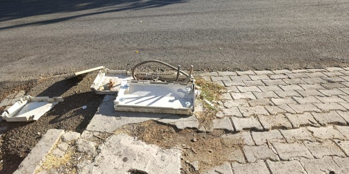 Pide Fırınının Önündeki Elektrik Kabloları Tehlike Saçıyor