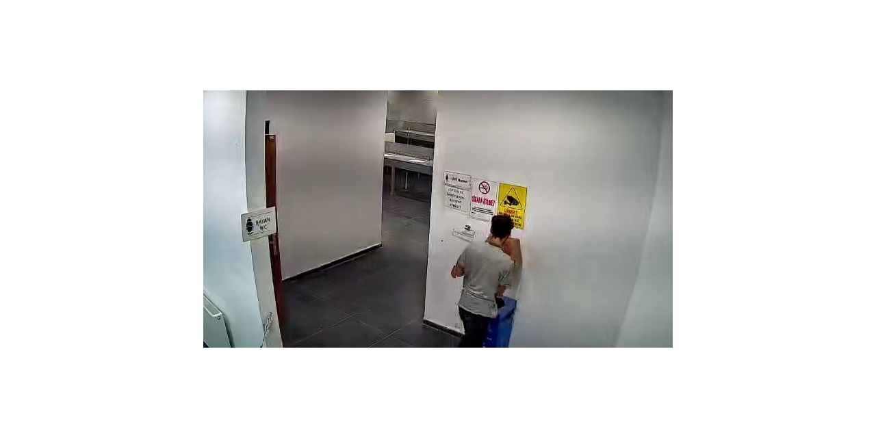 Kadınlar Tuvaletindeki Hırsızlık Kameralara Yansıdı