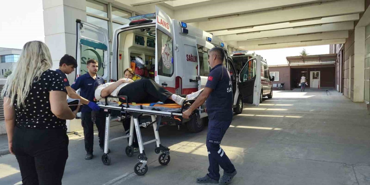 Otomobil Bariyerlere Çarptı: 1 Yaralı