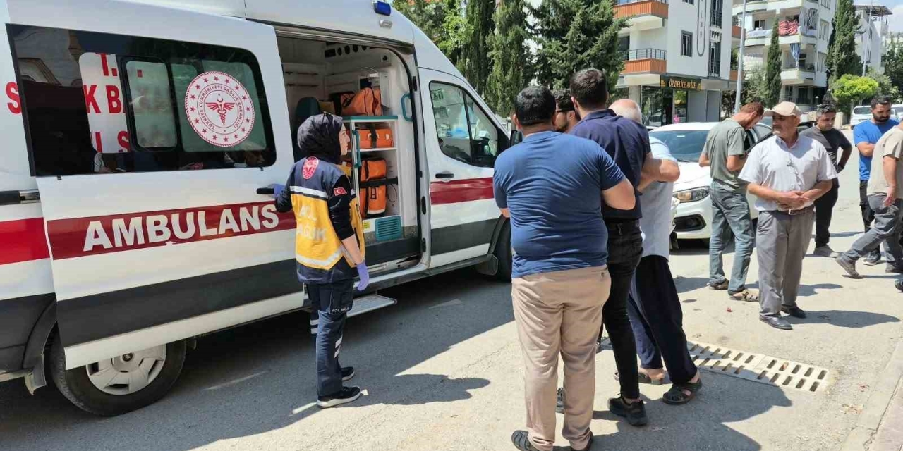 Minibüs İle Motosiklet Çarpıştı: 2 Yaralı