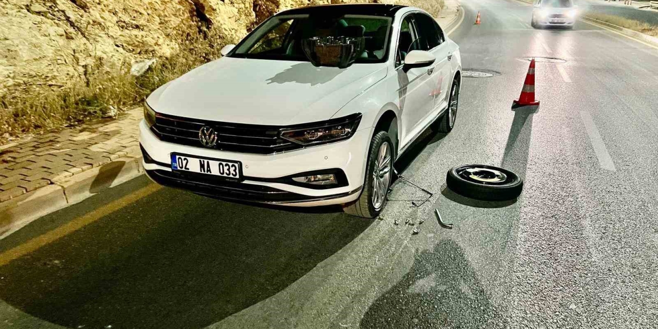 Çukura Giren Araçların Lastikleri Patladı