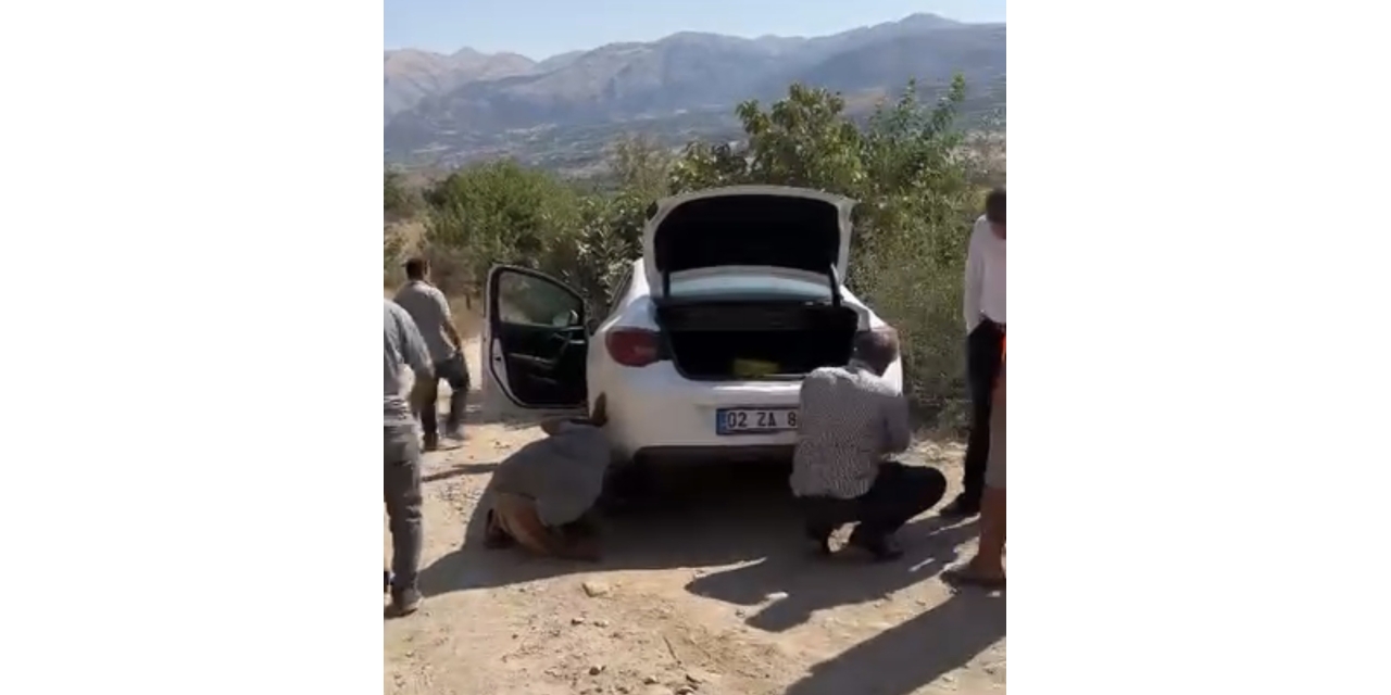 Şarampole Giren Otomobil Halatla Kurtarıldı