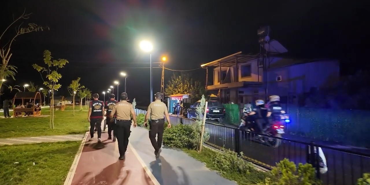 Adıyaman’da Asayiş Uygulamasında 2 Aranan Şahıs Yakalandı
