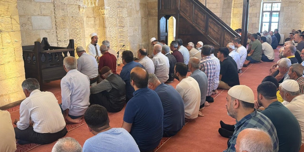 Depremde Hasar Gören Tarihi Camide 3,5 Yıl Sonra İlk Cuma Namazı