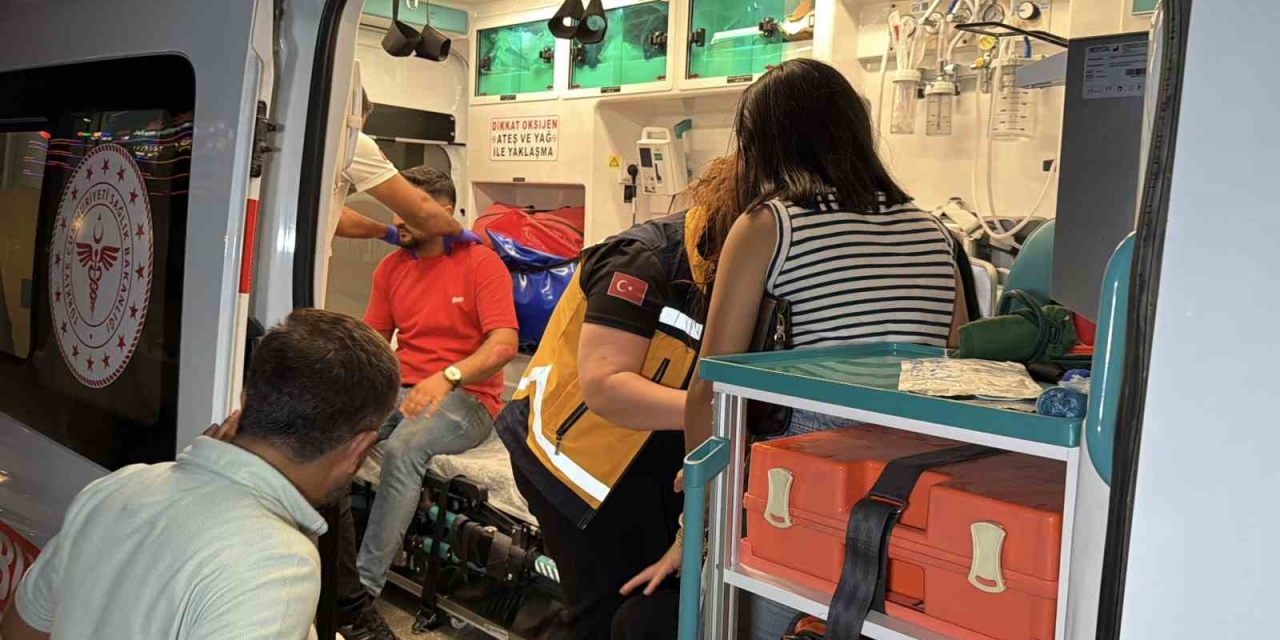Kontrolden Çıkan Otomobil Park Halindeki Araca Çarptı: 5 Yaralı