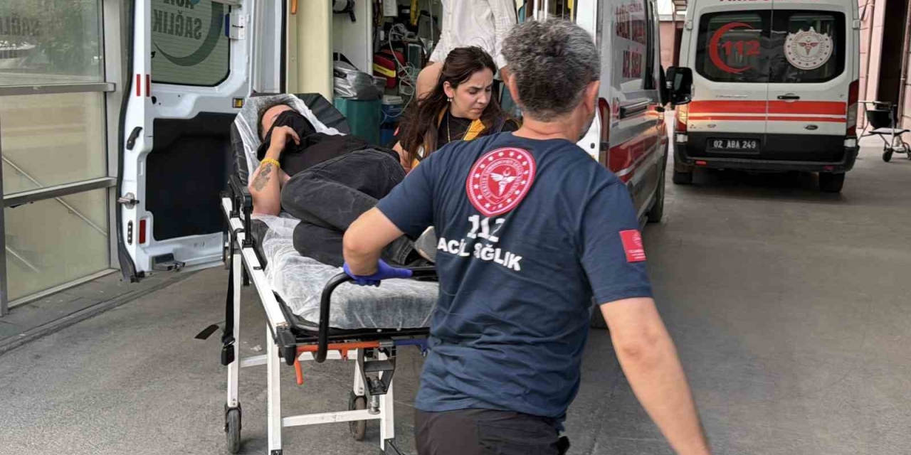 Şiddete Maruz Kalan Kadını Kurtarmak İsterken Bıçaklandı