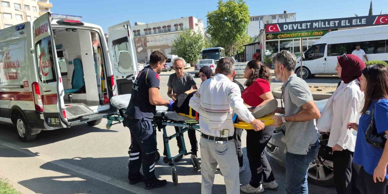 Otomobil Yaya Geçidinde Yayaya Çarptı: 1 Yaralı