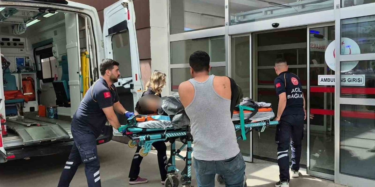 Küçük Çocuğun Kullandığı İş Makinesi Devrildi: 1 Yaralı