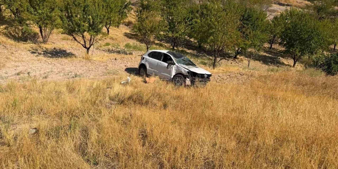Otomobil Tarlaya Yuvarlandı: 1 Yaralı