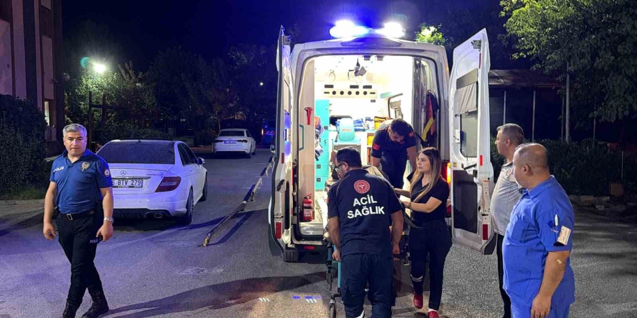 Kahta'da Otomobil Kaldırım Kenarında Oturan Kişiye Çarptı: 1 Ağır Yaralı