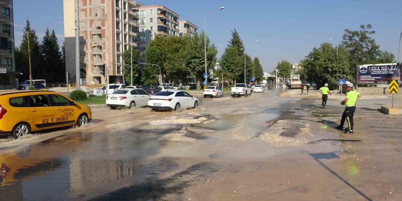 Patlayan Ana Su Hattı Yolu Kullanılamaz Hale Getirdi